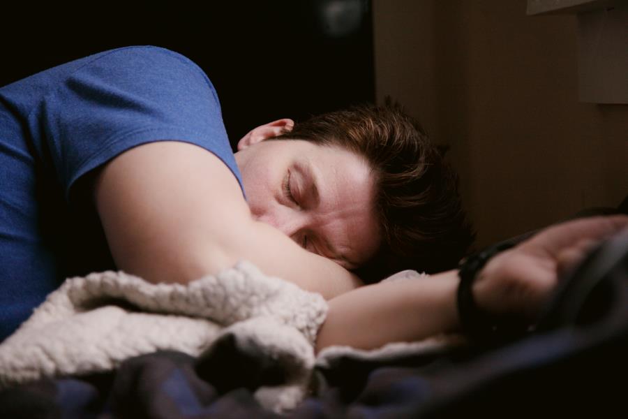 Dormir mal afeta emoções positivas e traz riscos à saúde mental a longo prazo 
