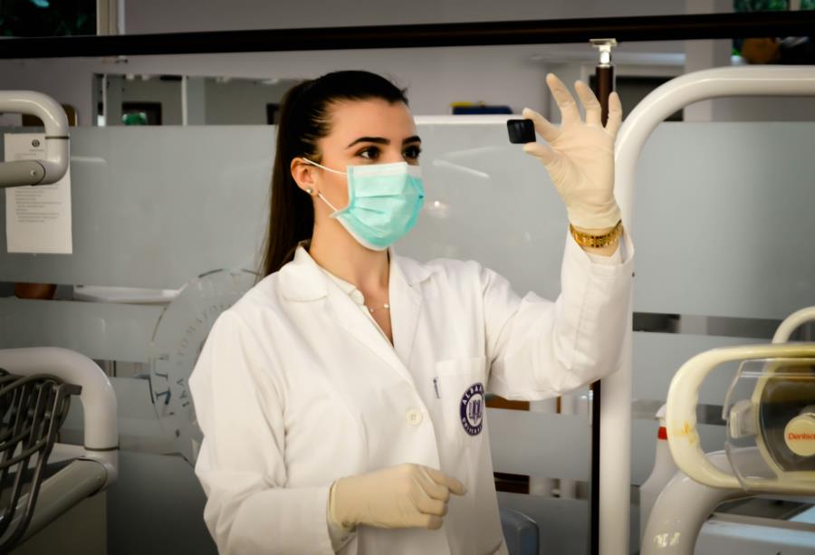 Mulheres são a maioria dos médicos jovens no Brasil