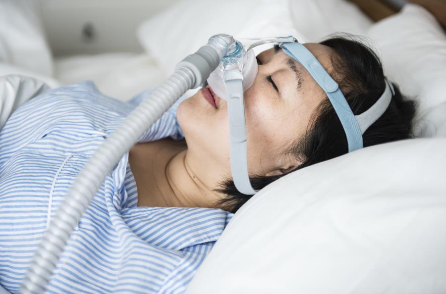 Estudo investiga presença de microplásticos nas vias aéreas de pacientes com apneia do sono