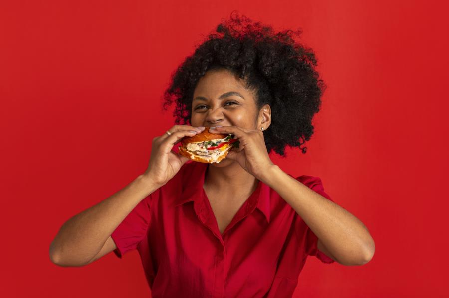 Pesquisa estima quanto tempo de vida saudável perdemos comendo mal