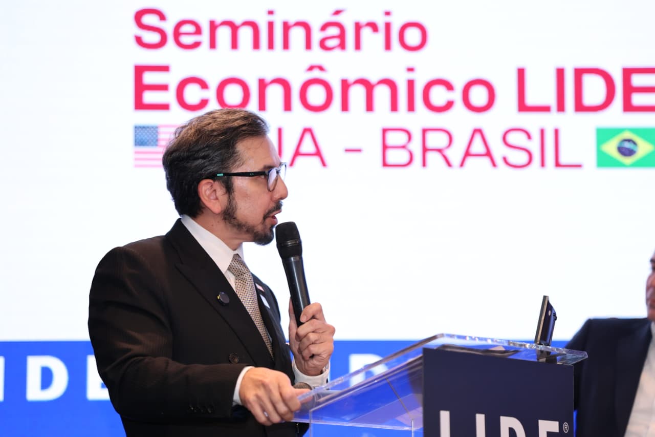 Diplomacia do capital contra barreiras de Trump: Investimento vira âncora e Pix gera atrito em debate econômico Brasil-EUA no LIDE