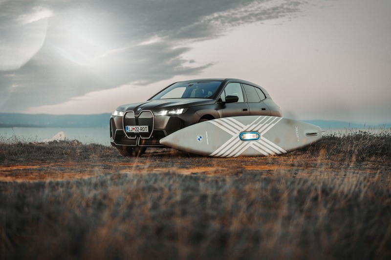 BMW estreia no universo aquático com prancha elétrica de fibra de carbono