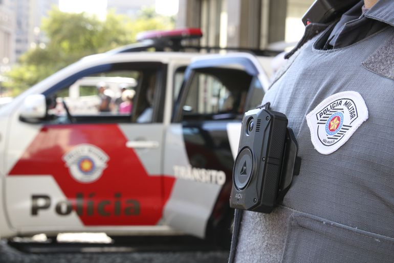 Mortes por ação policial caem após instalação de câmera corporal