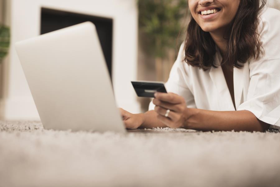 Mais da metade dos brasileiros compra pelas redes sociais e influenciadores redefinem a jornada até o carrinho