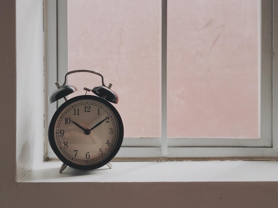 Uso de despertador para acordar é sinal de sono insuficiente