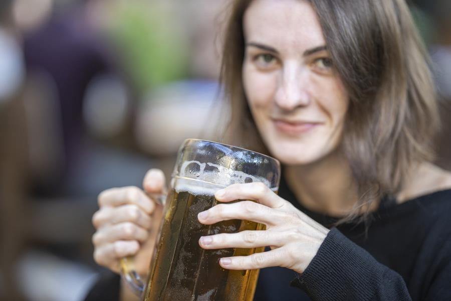 Mulheres contribuem para aumento do consumo de cerveja