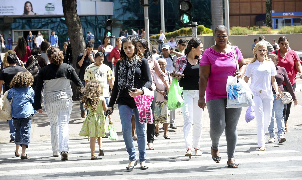 Jovens solitários: estudo mostra que solidão é mais forte aos 20 anos, e menor depois dos 60