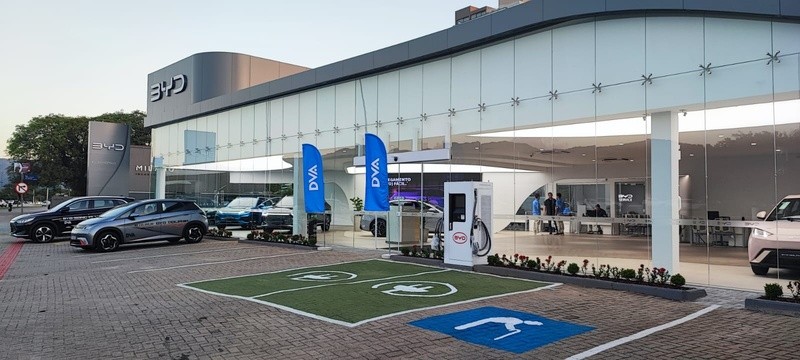 BYD avança com infraestrutura de recarga rápida e evita mais de 215 toneladas de CO₂ no Brasil