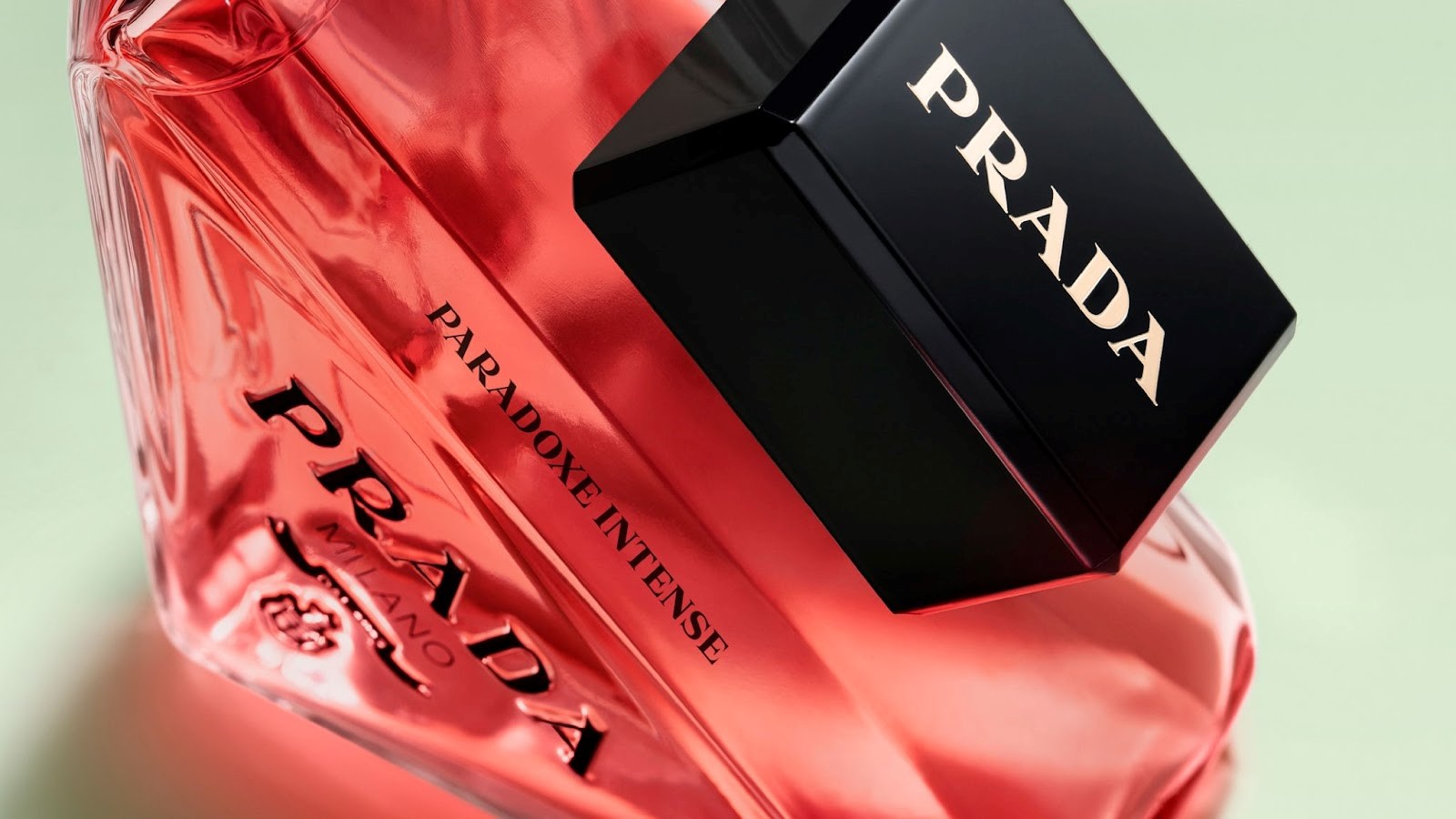 Prada Paradoxe Intense: uma jornada de delicadeza e poder na nova fragrância feminina e sustentável de Prada