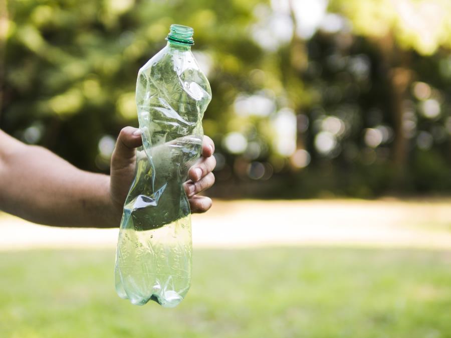 É possível fazer um “detox” de plástico? O que a ciência (ainda não) sabe