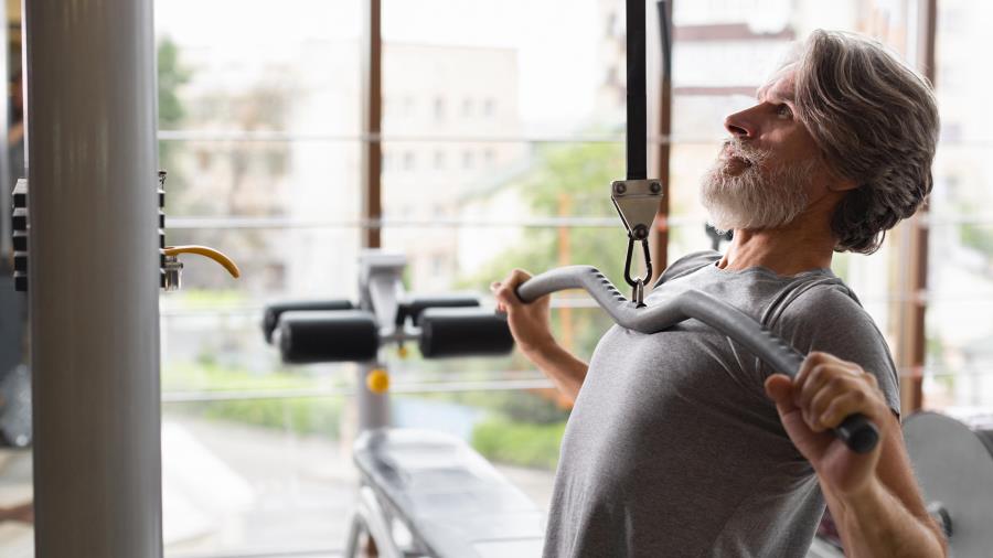 Treino intenso de musculação ajuda a preservar força em idosos 