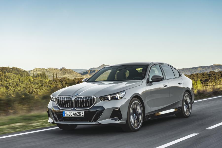 Novo BMW Série 5 chega ao Brasil em versões híbrida plug-in e 100% elétrica