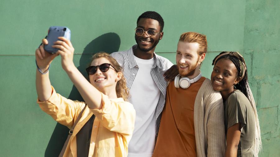 Gerações Z e millennials priorizam estabilidade e bem-estar e veem IA como aliada na vida pessoal e profissional, aponta estudo da Deloitte
