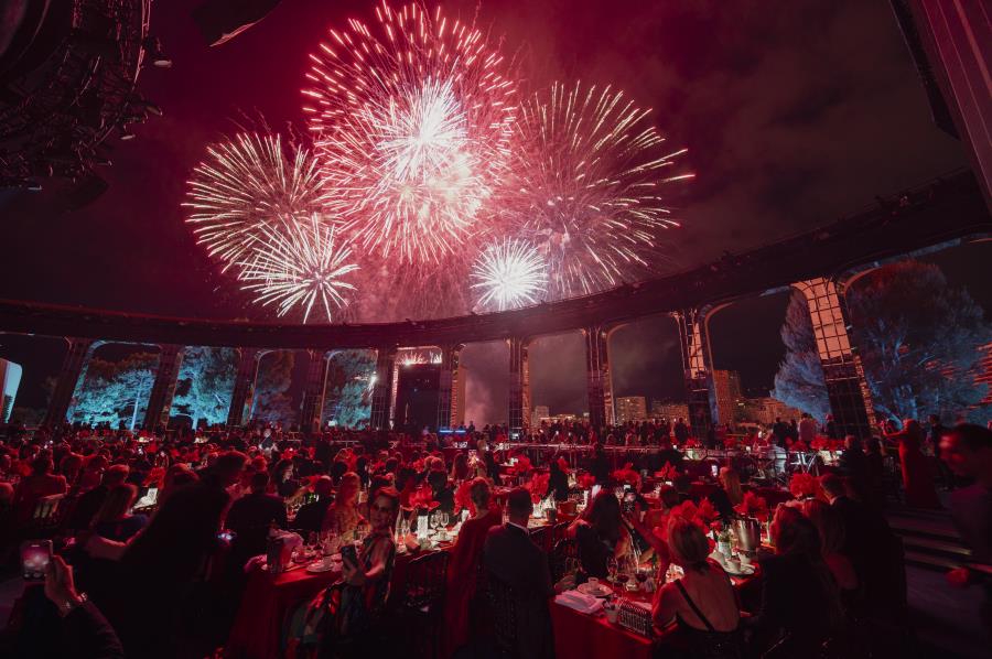 Gala da Cruz Vermelha de Mônaco reúne filantropia, glamour e rock no verão do principado