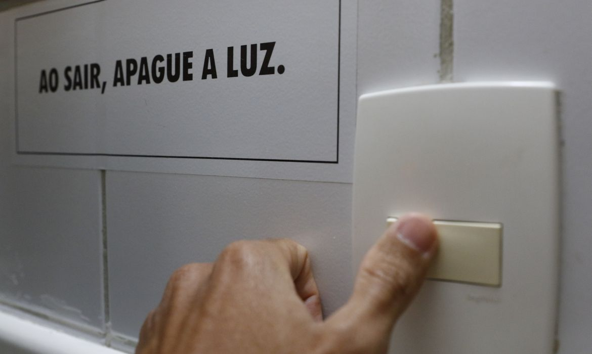 Mais de 80% dos consumidores brasileiros pretendem reduzir custo com energia