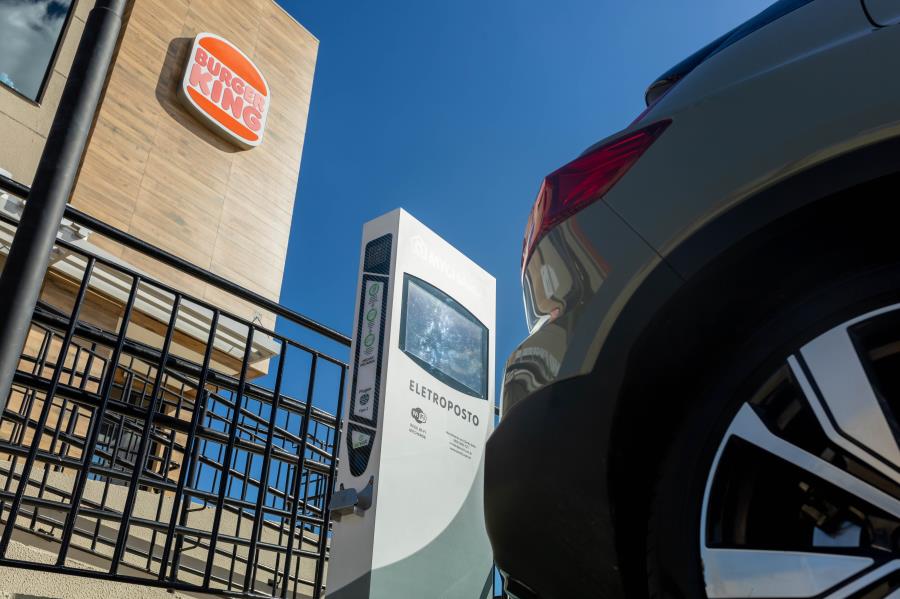 Burger King inicia implantação de rede de recarga para veículos elétricos