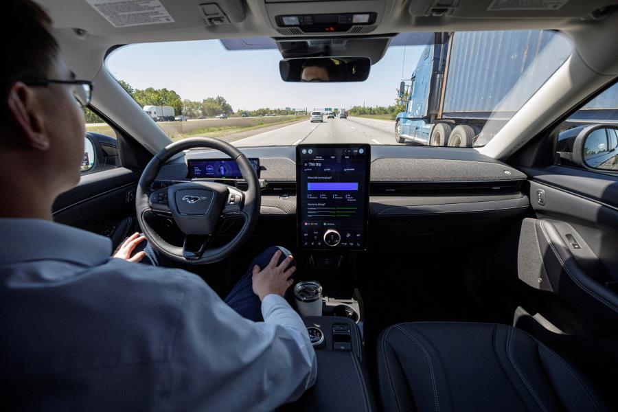 Ford lança versão atualizada do sistema de direção sem as mãos BlueCruise