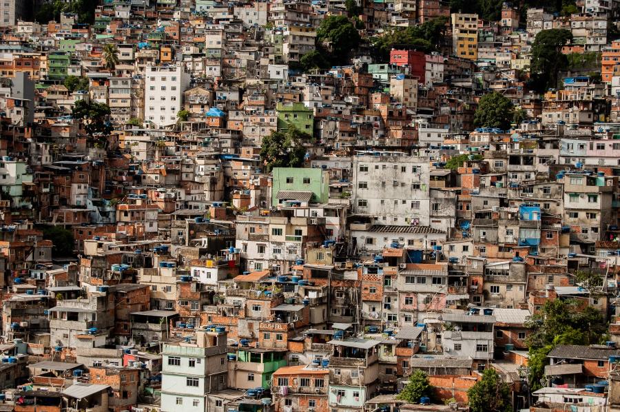 Por que morar em bairros vulneráveis aumenta o risco de demência