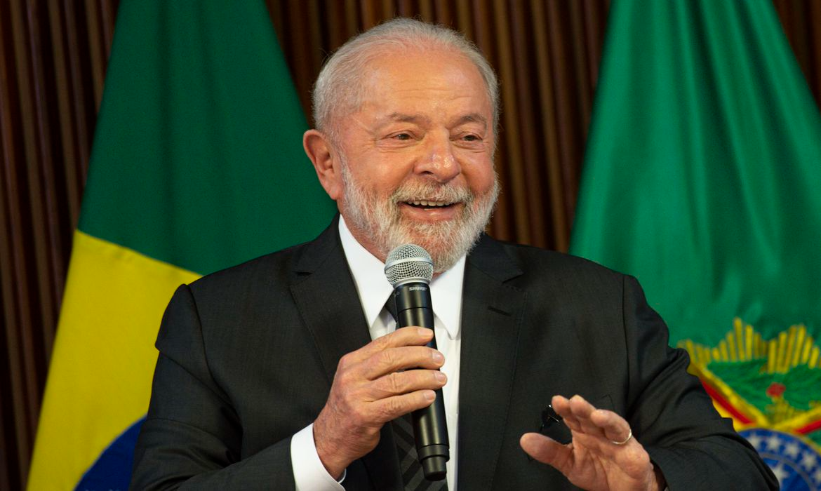 Lula diz que moeda do Brics reduzirá vulnerabilidades