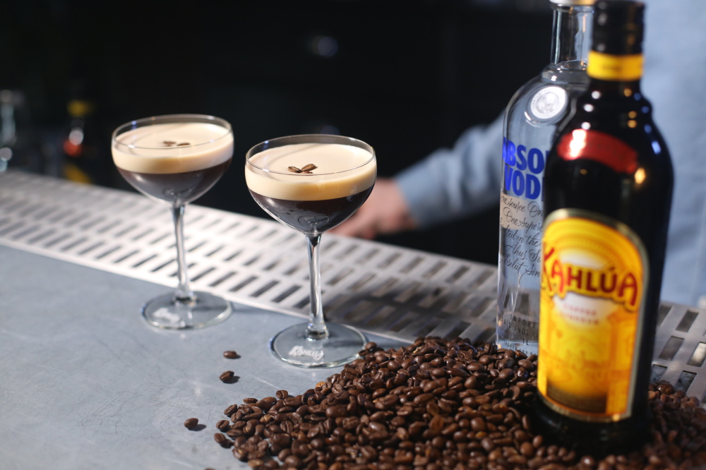 Conheça a história do Espresso Martini, um clássico contemporâneo