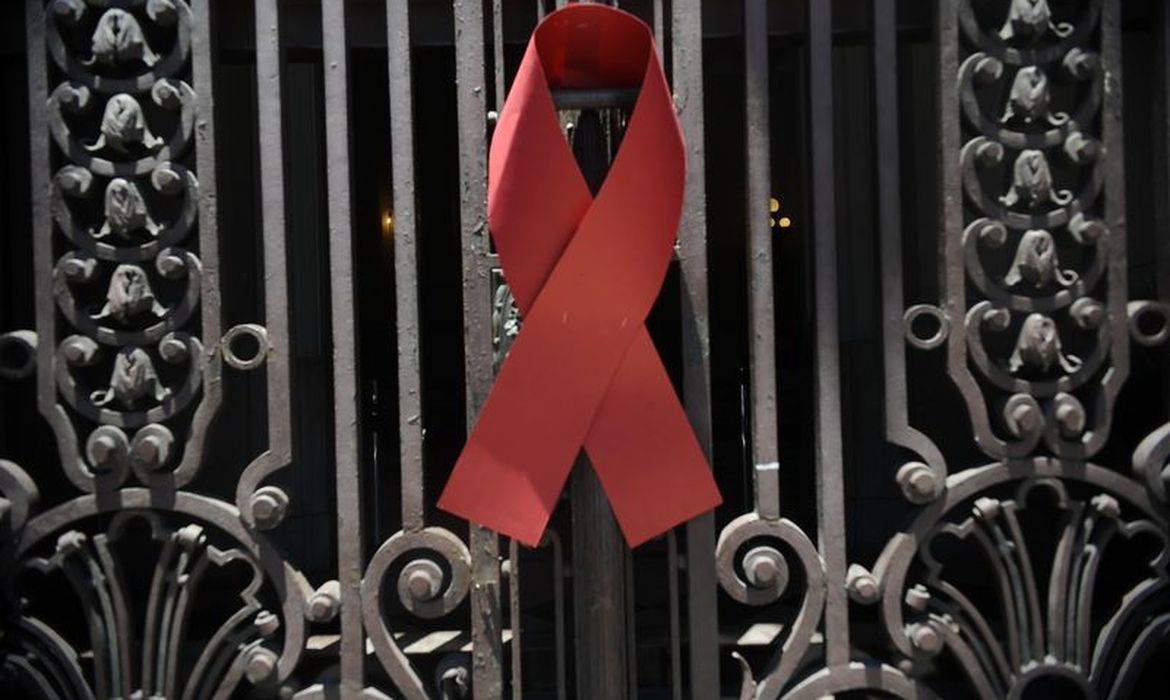 Dezembro Vermelho: cresce número de casos de AIDS entre jovens de 15 a 24 anos