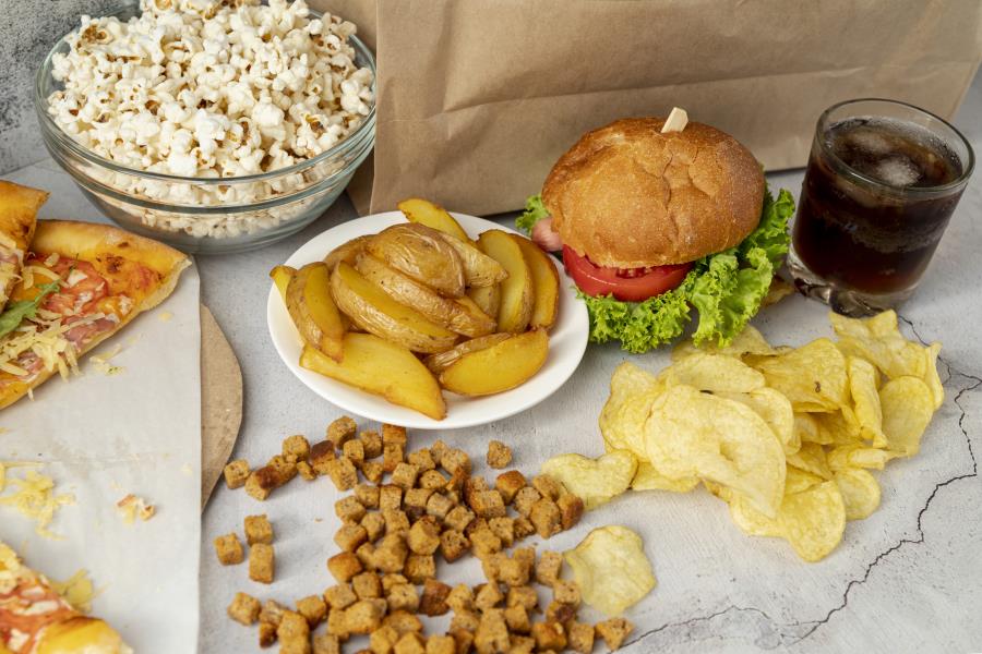 Comer muitos ultraprocessados aumenta o risco de depressão persistente