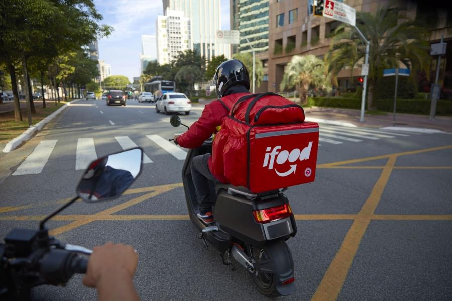iFood amplia segurança no trânsito com investimento em tecnologia e estímulos à redução de velocidade dos motociclistas