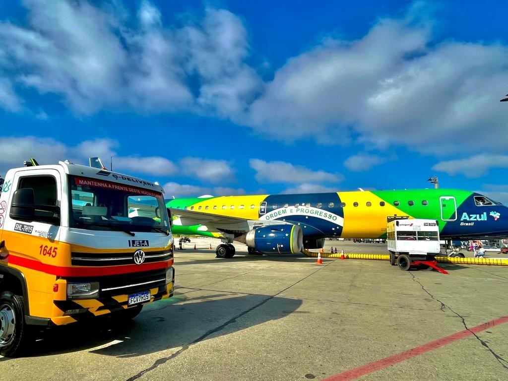 Raízen promove primeiro abastecimento de aeronaves com caminhão elétrico da Volkswagen no Aeroporto de Guarulhos