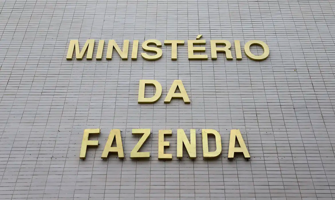 Fazenda reduz previsão oficial de crescimento do PIB para 3%