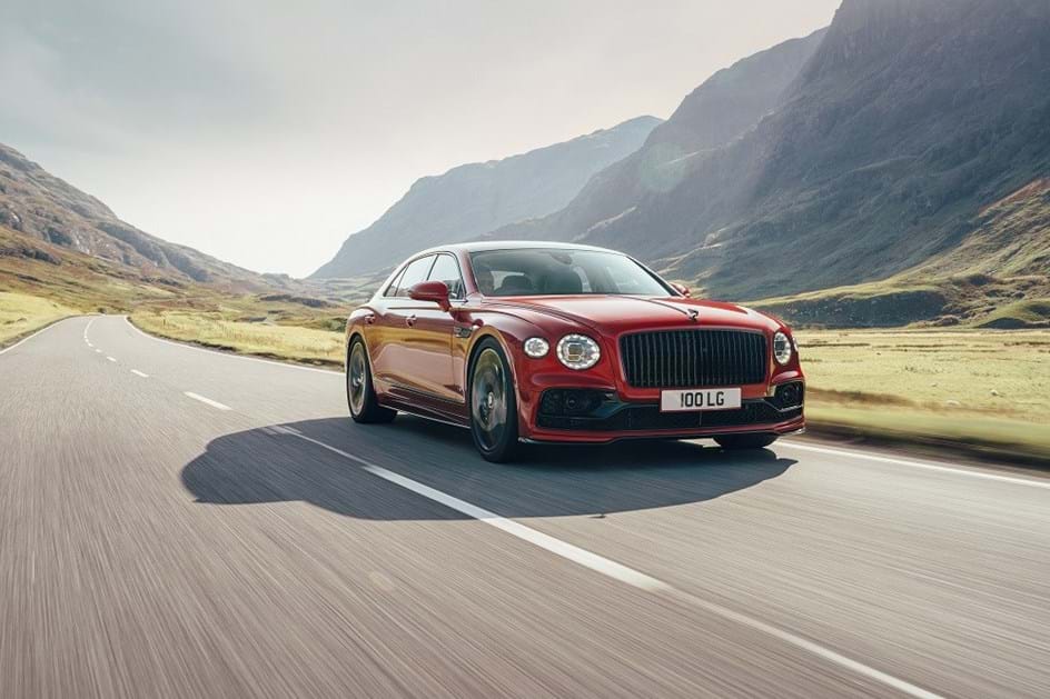 Novo Bentley Flying Spur V8 aprimora distribuição de peso e ganha novas tecnologias