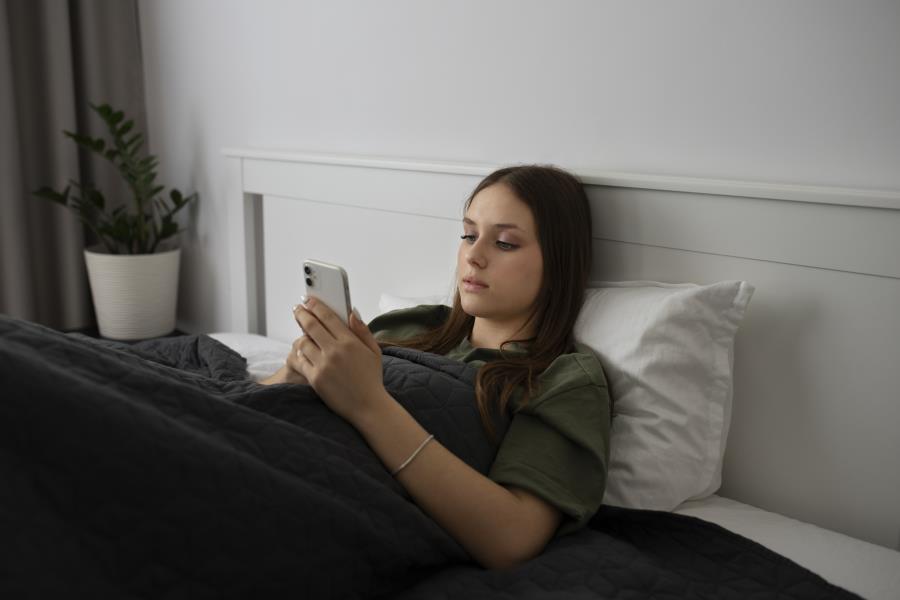 Fica no celular antes de dormir? Entenda como o hábito prejudica seu sono