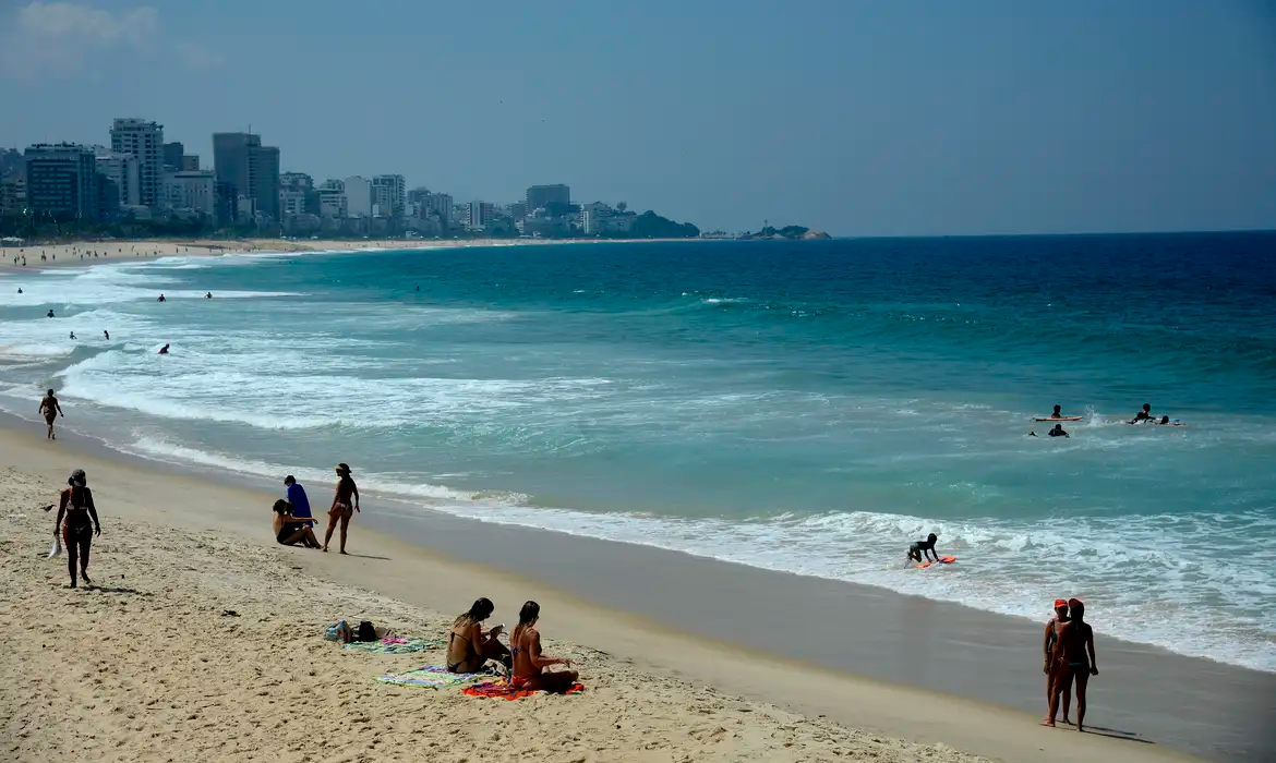 Estudo revela presença de resíduos plásticos em 100% do litoral brasileiro