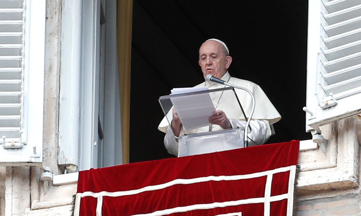 Covid-19 faz papa cortar salários de cardeais e clérigos