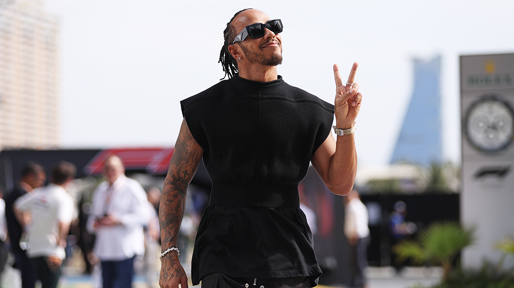 Lewis Hamilton aparece com combinação com relógio IWC Big Pilot e roupa do estilista Rick Owens