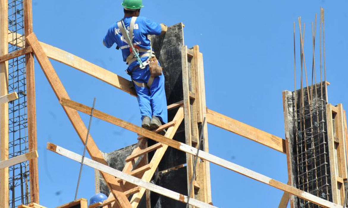 Construção tem desempenho favorável em fevereiro, mas expectativas recuam