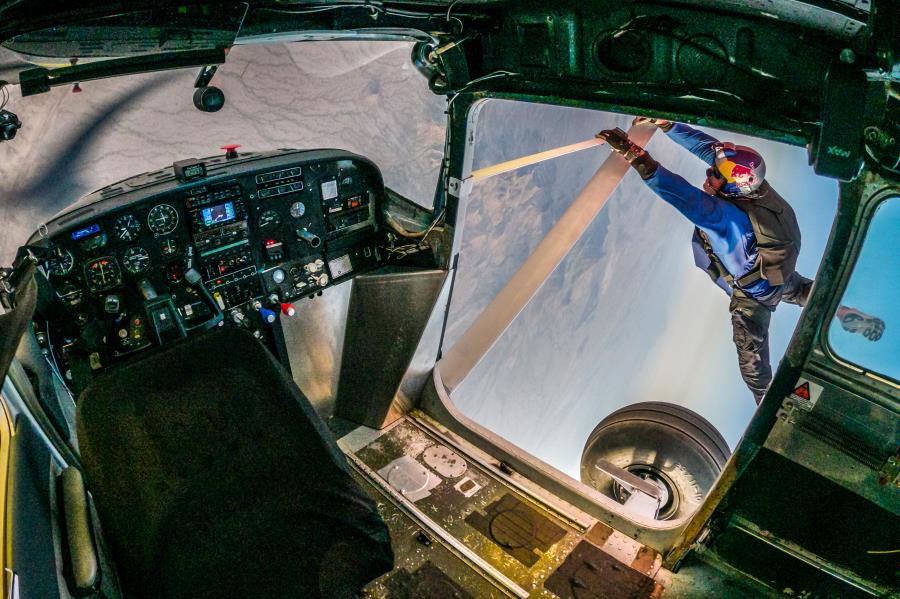 Pilotos realizam a primeira tentativa na história de troca de aeronaves em movimento a 4 mil metros de altura