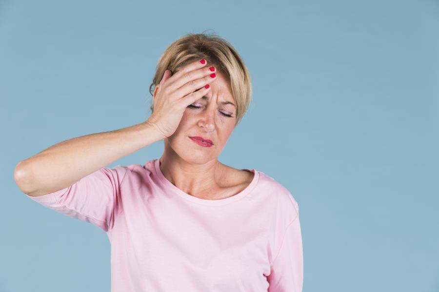Por que a menopausa nem sempre significa o fim das crises de enxaqueca