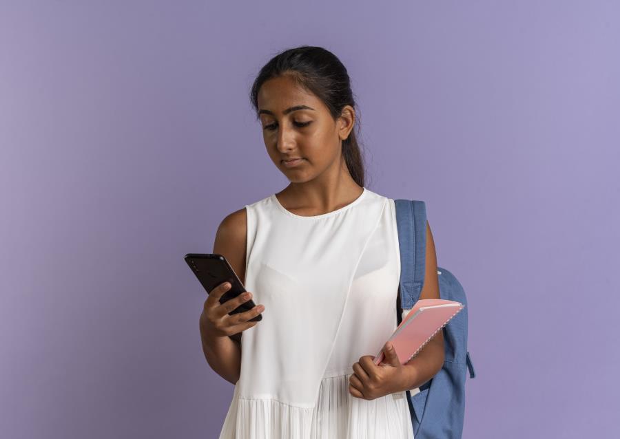 Uso de celulares nas escolas traz mais prejuízos do que benefícios aos estudantes