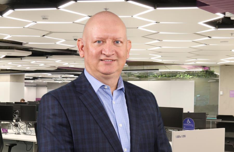 Modernização com IA exige superar sistemas legados, falta de talentos e riscos regulatórios, aponta estudo da KPMG