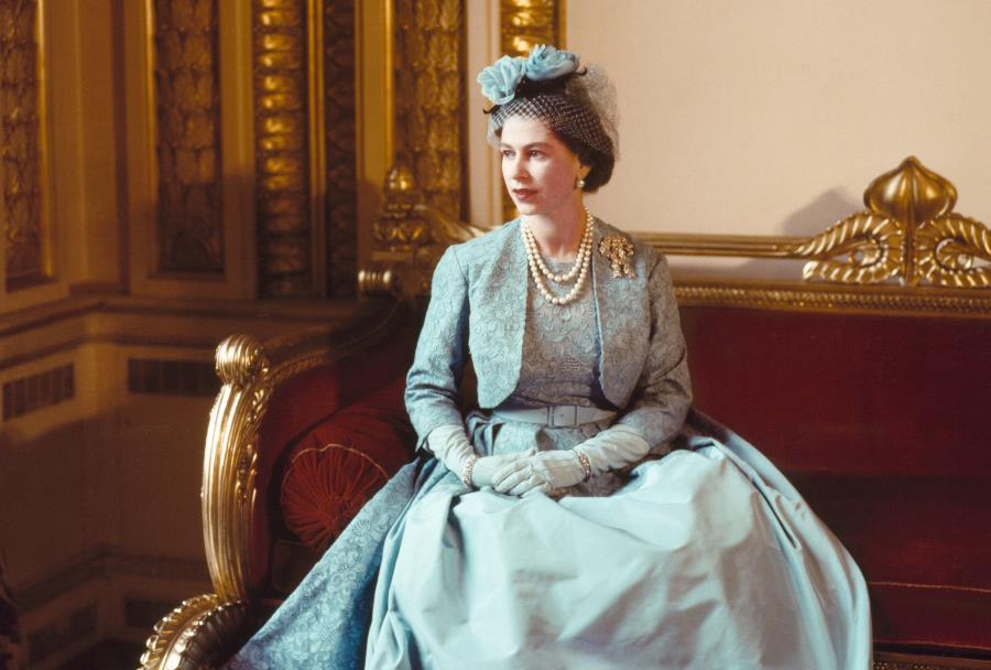 Elizabeth II ganha maior exposição de moda já realizada em sua homenagem em Londres