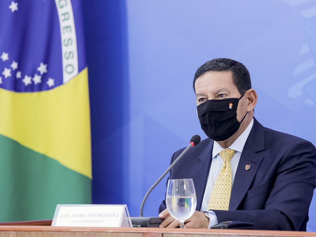 Mourão defende aprimoramento e manutenção do auxílio emergencial