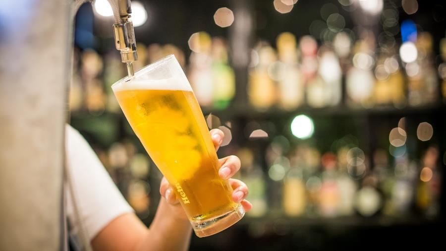 Brasileiros estão consumindo mais bebidas sem acompanhamento de alimentos fora de casa 