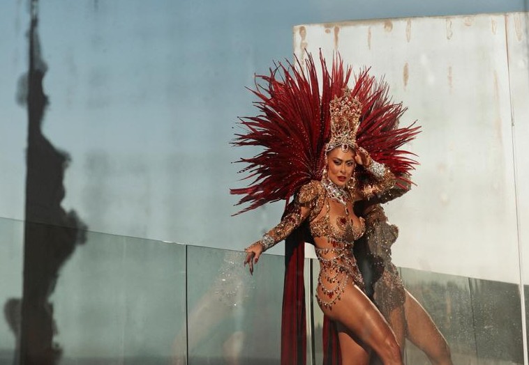 “A fantasia para Juliana Paes no Carnaval uniu savoir-faire artesanal italiano e a energia criativa do Brasil”, diz Domenico Dolce