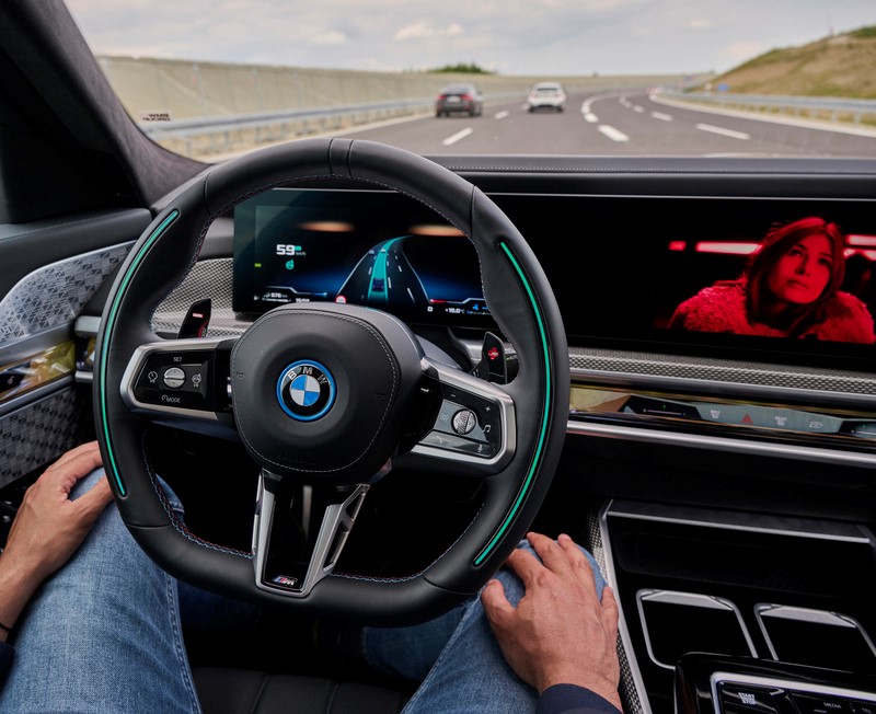 BMW é a primeira fabricante de automóveis a receber aprovação para combinação do Nível 2 e do Nível 3