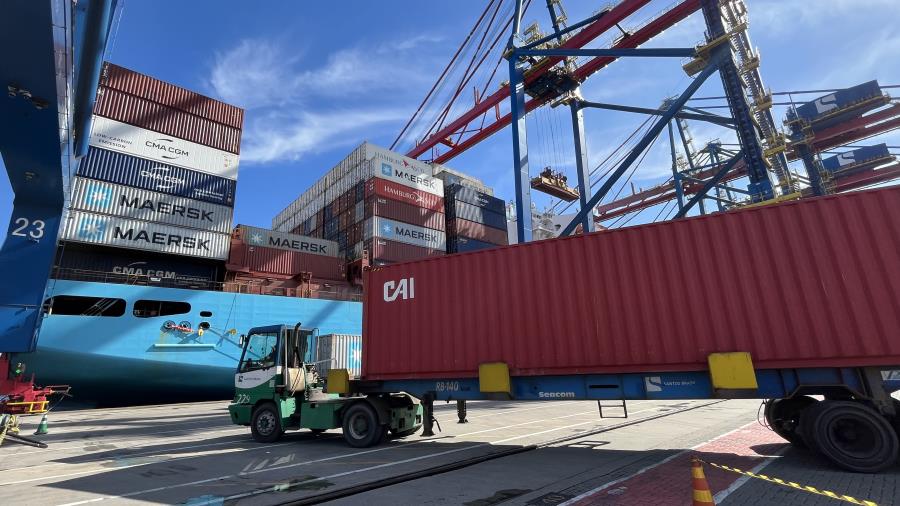 Santos Brasil bate recorde histórico de contêineres movimentados na operação de um único navio no Tecon Santos