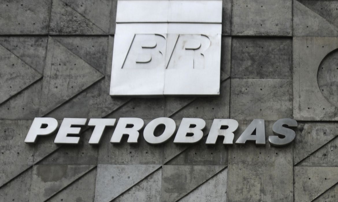 CGU constata que Petrobras vendeu refinaria abaixo do preço