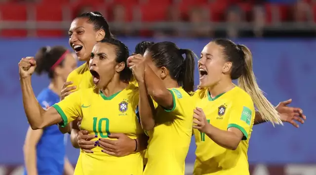 Como fomentar o futebol feminino pode melhorar a economia