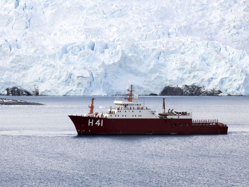 Navio Polar Almirante Maximiano parte com destino à Antártica