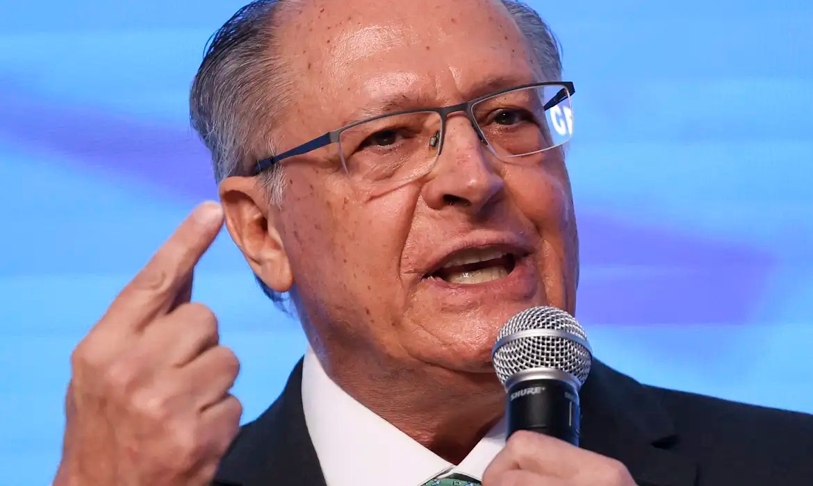 Brasil está conversando “com reserva” com Estados Unidos, diz Alckmin