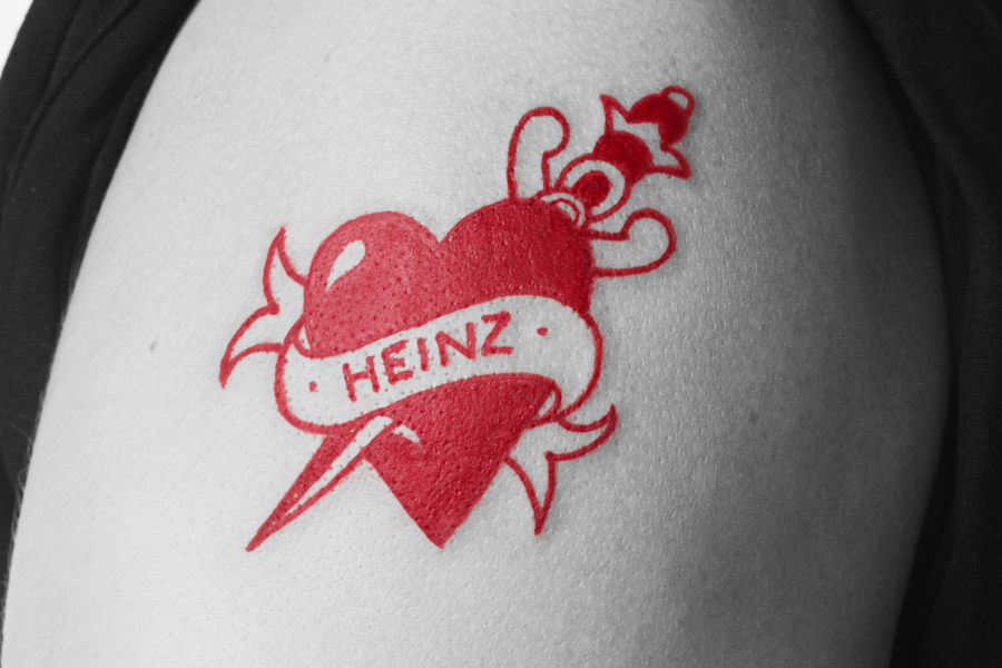 Heinz mergulha no universo dos tattoos lovers e anuncia desenvolvimento de sua própria tinta de tatuagem